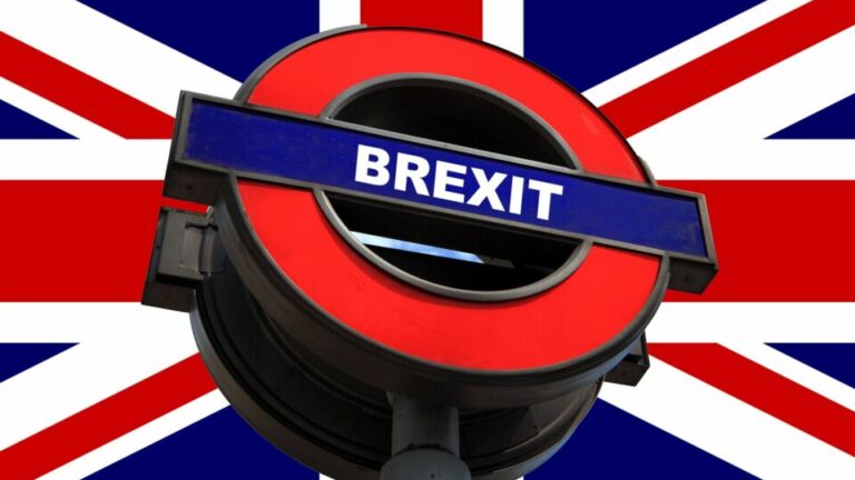 Britische Flagge mit dem typischen Metro-Schild auf dem Brexit steht