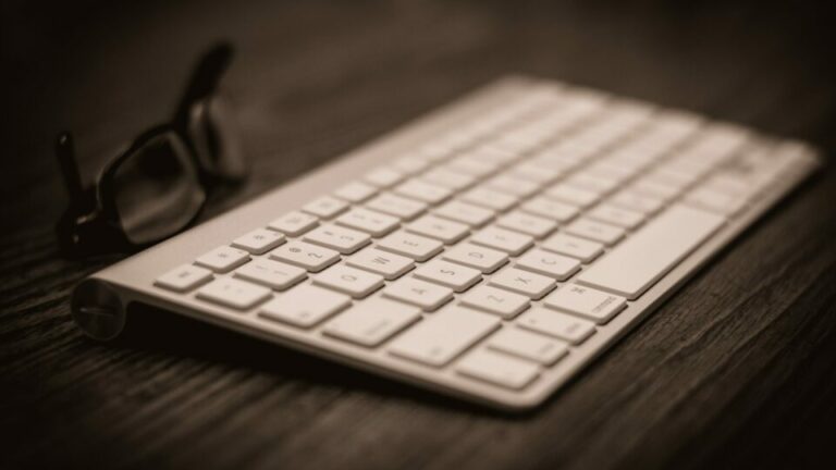 Laptoptastatur mit Brille