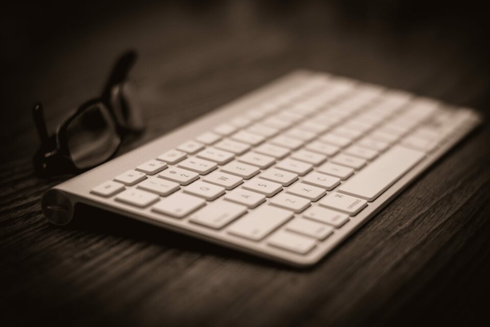 Laptoptastatur mit Brille