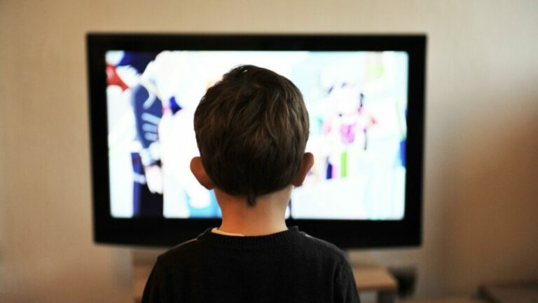 Kind vor TV Gerät