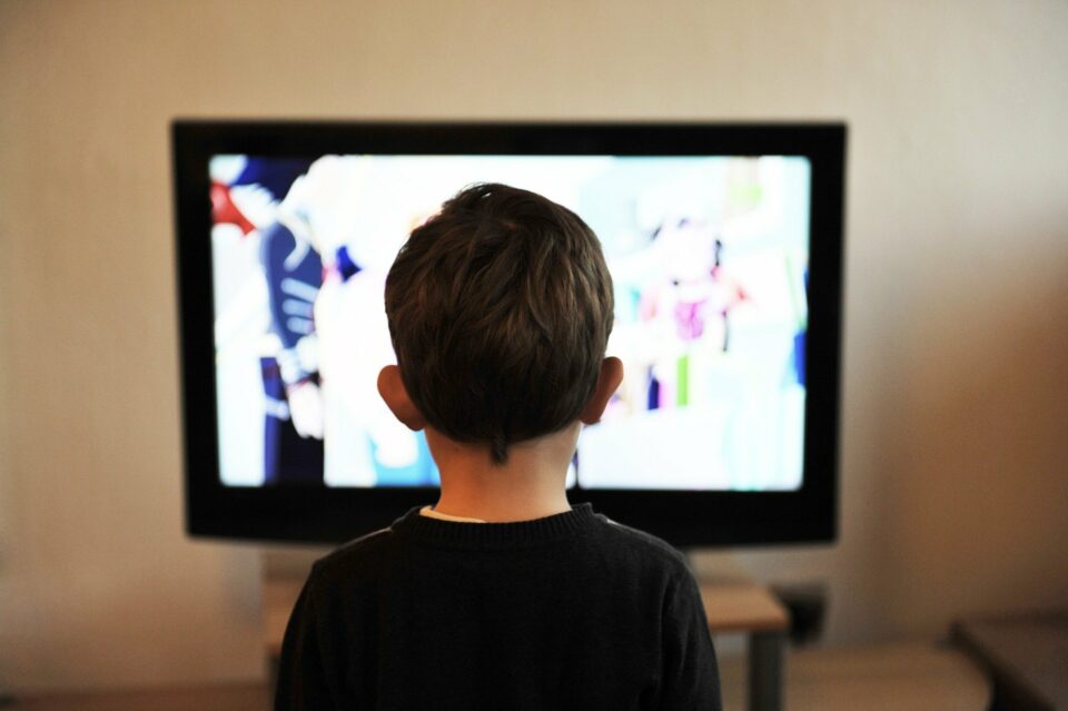 Kind vor TV Gerät