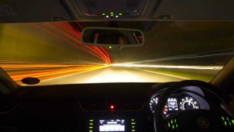 Blick durch die Frontscheibe eines Autos in der Nacht