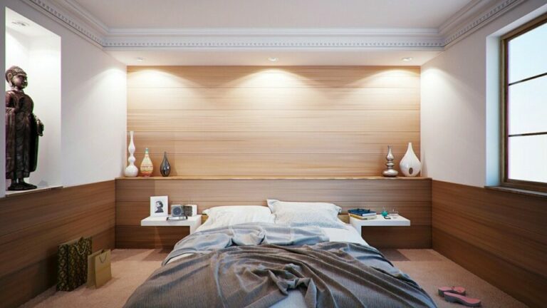Schlicht eingerichtetes Schlafzimmer