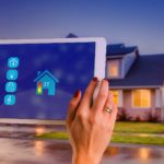 smart home - imsf news Frau steuert Heizung im Haus mit einem Tablet