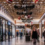 Einkaufspassage in einem ShoppingCenter zu Weihnachten