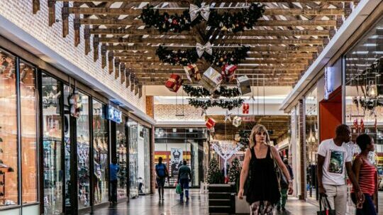 Einkaufspassage in einem ShoppingCenter zu Weihnachten