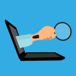 Illustration Hand kommt aus einem Laptop und hält eine Lupe in der Hand
