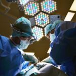 Zwei Ärzt*innen während einer Operation