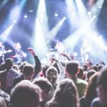 Blick von einem Konzert über die Köpfe der Besucher auf die Bühne