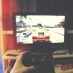playstation-1845880_1920 Jugendlicher spielt an einer Spielekonsole ein Rennspiel