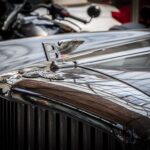 Nahaufnahme einer Kühlerfigur eines Bentleys