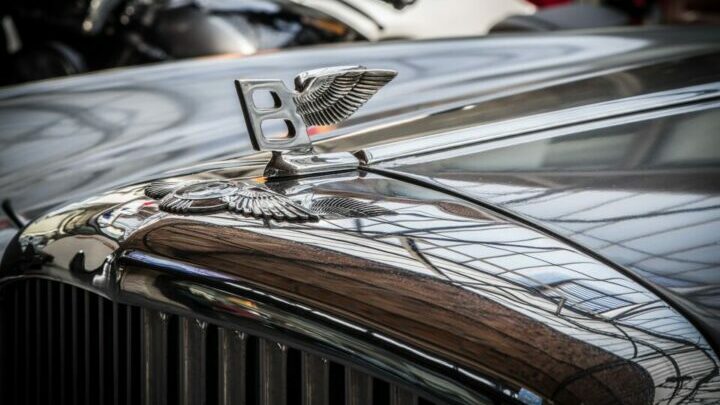 Nahaufnahme einer Kühlerfigur eines Bentleys