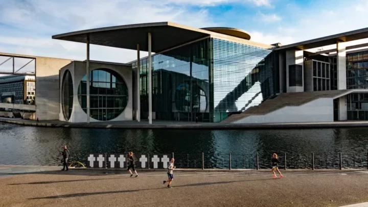 Aufnahme eines modernen Gebäudes an einem Fluss