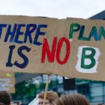 fridays-for-future-g89479211a_1920 Demonstartion. Man sieht ein Schild in Nahaufnahme mit dem Spruch: There is no Planet B