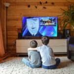 Zwei Kinder vor dem Fernseher
