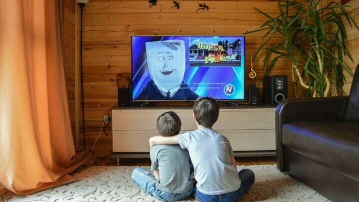 Zwei Kinder vor dem Fernseher