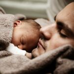 Mann mit Baby am kuscheln