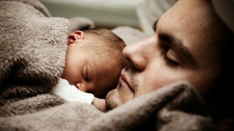 Mann mit Baby am kuscheln