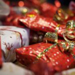 Nahaufnahme diverser Weihnachtsgeschenke