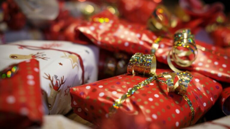 Nahaufnahme diverser Weihnachtsgeschenke