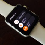 Smartwatch zeigt Auschaltebildschirm. Man sieht Notrufnummer und Notfallpass