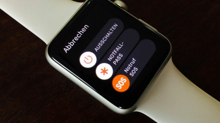 Smartwatch zeigt Auschaltebildschirm. Man sieht Notrufnummer und Notfallpass