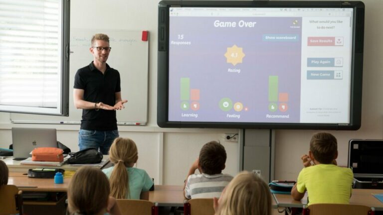 Lehrer in Schule mit digitaler Tafel