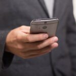 Mann bedient ein Smartphone