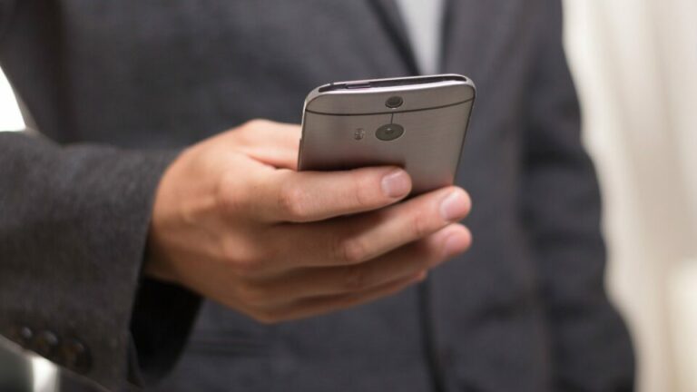 Mann bedient ein Smartphone