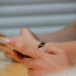Zwei Personen mit Smartphone in der Hand