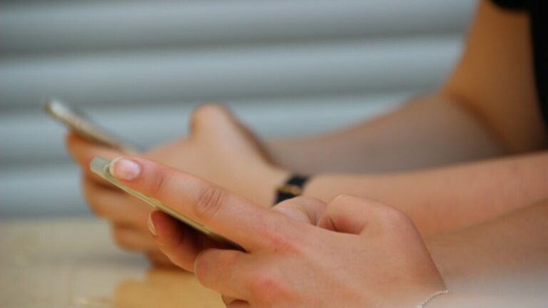 Zwei Personen mit Smartphone in der Hand
