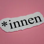 Ausgerissenes Stück Papier zeigt das Wort *innen.