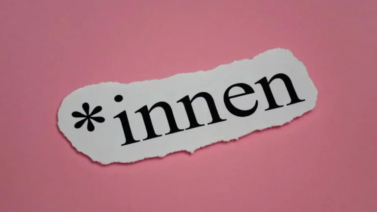 Ausgerissenes Stück Papier zeigt das Wort *innen.