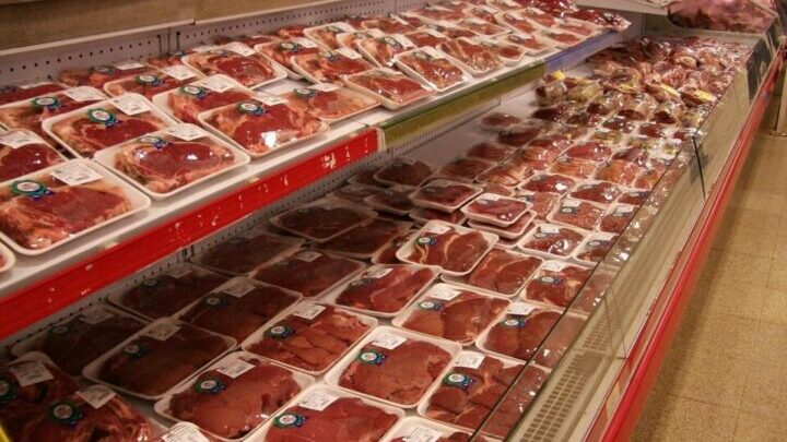 Supermarkt Regal mit Fleisch