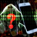 Anonyme Person, ein Smartphone und binärer Code