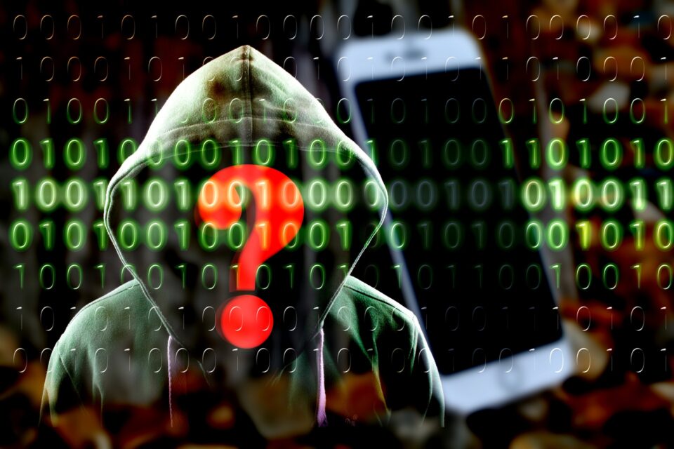 Anonyme Person, ein Smartphone und binärer Code