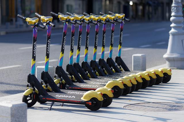 Geparkte, bunte E-Scooter