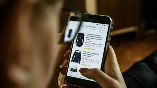 Frau shopped in Shopping-App