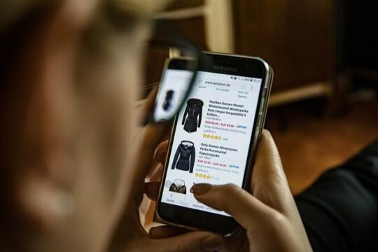 Frau shopped in Shopping-App