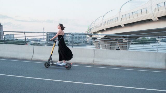 Frau auf E-Scooter