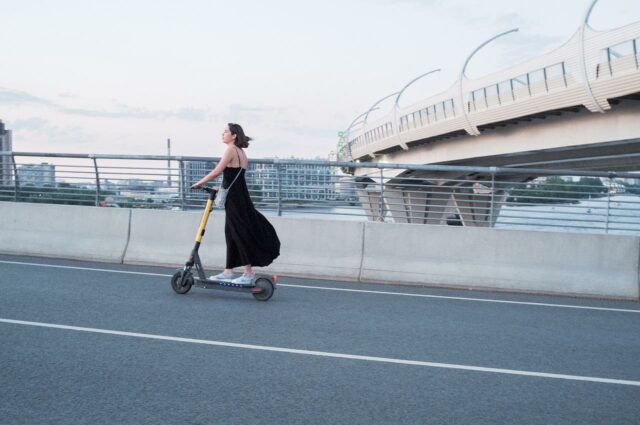 Frau auf E-Scooter