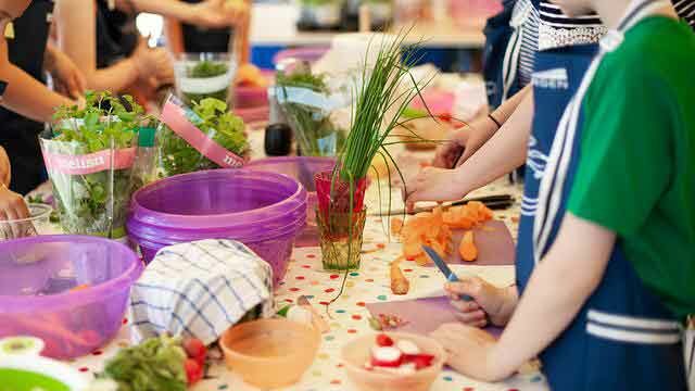 Kinder kochen in der Gruppe
