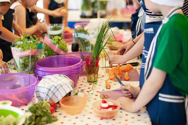 Kinder kochen in der Gruppe