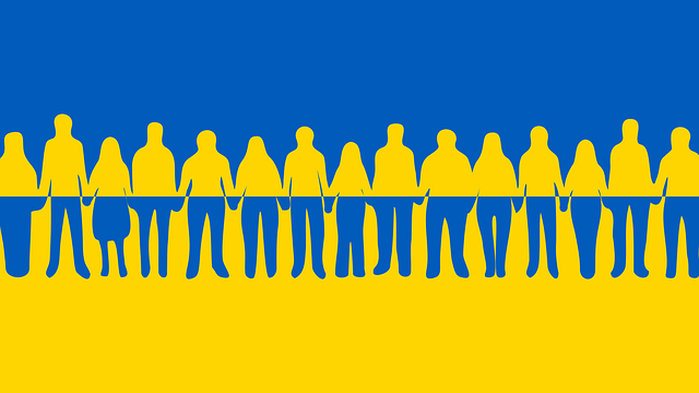 Gelb Blaues Bild einer Menschekette in den Farben der Ukraine