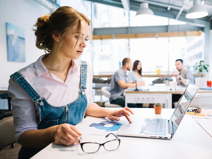 Ausbildung zum / zur Fachangestellten für Markt- und Sozialforschung, FAMS. Frau arbeitet im Büro am Laptop