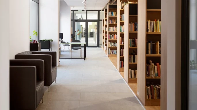 Bildungsort Bibliothek. Bild einer Bibliothek mit Bücherregalen