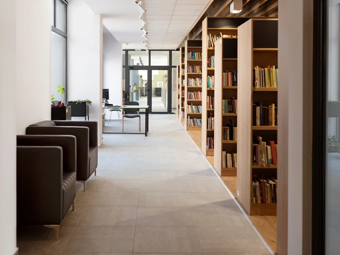 Bildungsort Bibliothek. Bild einer Bibliothek mit Bücherregalen