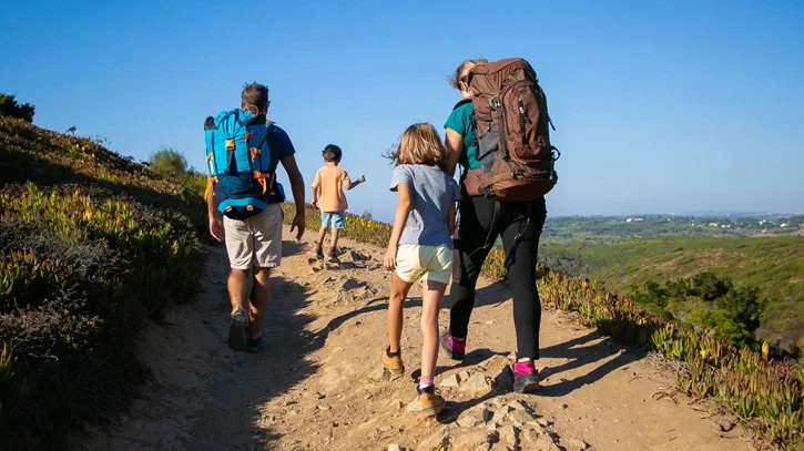 Familie beim Wandern