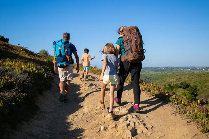 Familie beim Wandern
