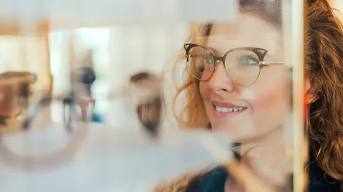 Frau mit Brille beim Optiker